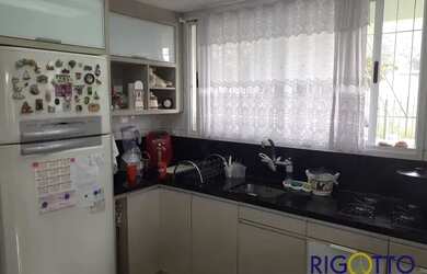 Imagem: A casa possui 3 Dormitórios, 2 Banheiros, 3 Vagas na garagem