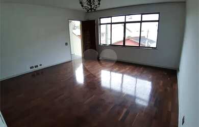 Imagem: A casa possui 3 Dormitórios, 5 Banheiros, 4 Vagas na garagem