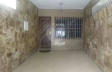 Imagem: A casa possui 3 Dormitórios, 2 Banheiros, 1 Vaga na garagem