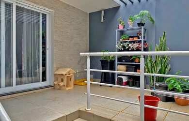 Imagem: A casa possui 3 Dormitórios, 2 Banheiros, 2 Vagas na garagem