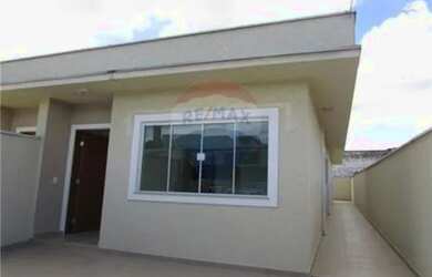 Imagem: A casa possui 3 Dormitórios, 2 Banheiros, 2 Vagas na garagem