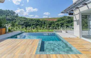 Imagem: A casa em condomínio possui 4 Dormitórios, 5 Banheiros, 5