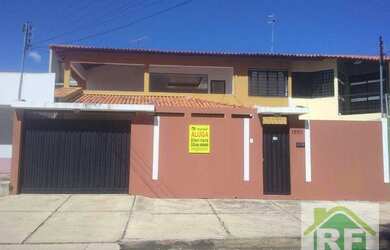 Imagem: A casa possui 3 Dormitórios, 1 Banheiro, 2 Vagas na garagem