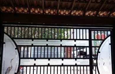 Imagem: A casa possui 2 Dormitórios, 2 Banheiros, 2 Vagas na garagem