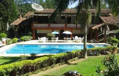 Imagem: A casa possui 3 Dormitórios, 1 Banheiro, 3 Vagas na garagem