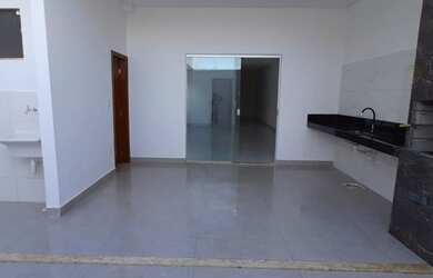 Imagem: A casa possui 4 Dormitórios, 3 Banheiros, 2 Vagas na garagem