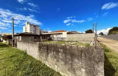 Imagem: A casa possui 3 Dormitórios, 1 Banheiro, 373m² de Área e