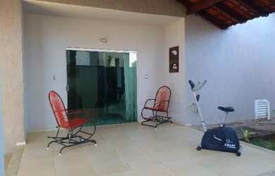 Imagem: A casa possui 3 Dormitórios, 3 Banheiros, 2 Vagas na garagem