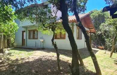 Imagem: A casa possui 3 Dormitórios, 2 Banheiros, 3 Vagas na garagem