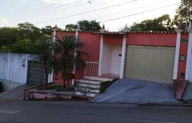 Imagem: A casa possui 3 Dormitórios, 1 Banheiro, 5 Vagas na garagem