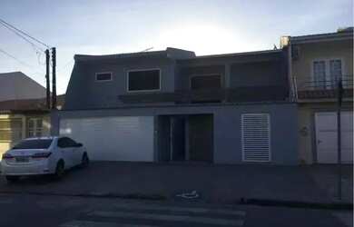 Imagem: A casa possui 5 Dormitórios, 4 Banheiros, 2 Vagas na garagem