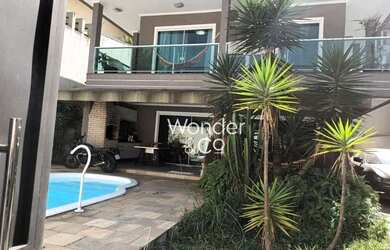 Imagem: A casa possui 4 Dormitórios, 5 Banheiros, 3 Vagas na garagem