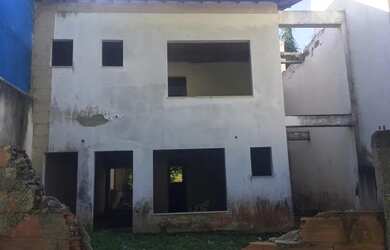 Imagem: A casa possui 4 Dormitórios, 4 Banheiros, 2 Vagas na garagem