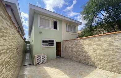 Imagem: A casa possui 3 Dormitórios, 2 Banheiros, 2 Vagas na garagem