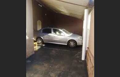 Imagem: A casa possui 2 Dormitórios, 1 Banheiro, 2 Vagas na garagem