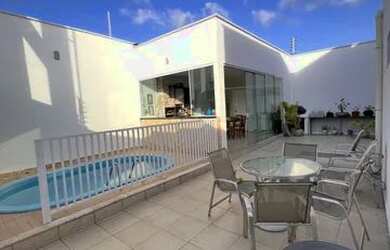 Imagem: A casa possui 4 Dormitórios, 4 Banheiros, 3 Vagas na garagem