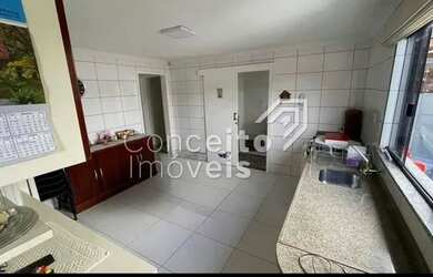 Imagem: A casa possui 3 Dormitórios, 2 Banheiros, 2 Vagas na garagem