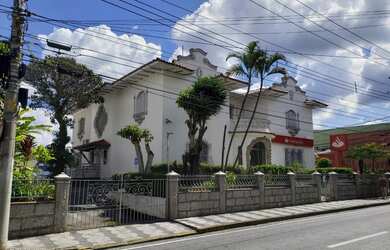 Imagem: A casa possui 5 Dormitórios, 5 Banheiros, 5 Vagas na garagem