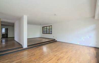 Imagem: A casa possui 4 Dormitórios, 4 Banheiros, 5 Vagas na garagem