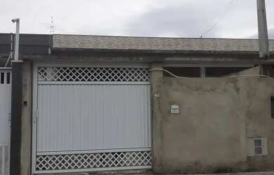 Imagem: A casa possui 2 Dormitórios, 2 Banheiros e 2 Vagas na garagem