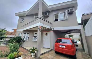 Imagem: A casa possui 3 Dormitórios, 3 Banheiros, 4 Vagas na garagem