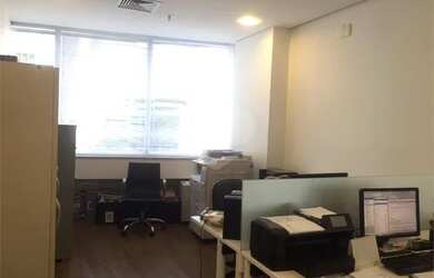 Imagem: O depósito possui 2 Vagas na garagem, 77m² de Área e está