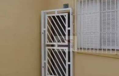 Imagem: A casa possui 1 Dormitório, 1 Banheiro, 1 Vaga na garagem