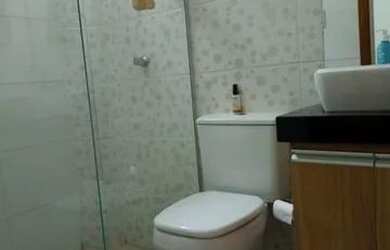 Imagem: A casa possui 2 Dormitórios, 2 Banheiros, 2 Vagas na garagem