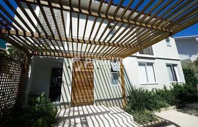 Imagem: A casa em condomínio possui 4 Dormitórios, 5 Banheiros, 2