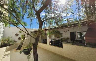 Imagem: A casa possui 2 Dormitórios, 1 Banheiro, 2 Vagas na garagem