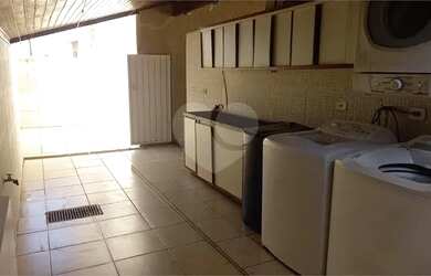 Imagem: A casa possui 3 Dormitórios, 1 Banheiro, 4 Vagas na garagem