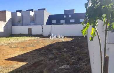 Imagem: O terreno possui 300m² de Área, Imóvel novo e está localizado