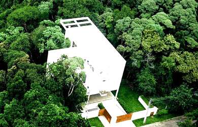 Imagem: A casa possui 3 Dormitórios, 4 Banheiros, 3 Vagas na garagem