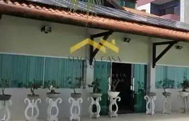 Imagem: A casa possui 4 Dormitórios, 4 Banheiros, 5 Vagas na garagem