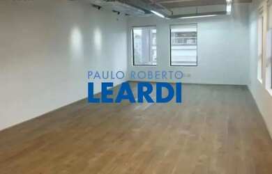 Imagem: O depósito possui 2 Vagas na garagem e 120m² de Área e está