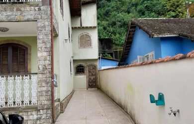 Imagem: A casa possui 3 Dormitórios, 3 Banheiros, 2 Vagas na garagem