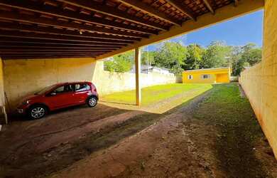 Imagem: A casa possui 3 Dormitórios, 2 Banheiros, 5 Vagas na garagem