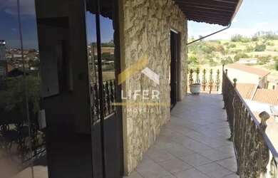 Imagem: A casa possui 4 Dormitórios, 3 Banheiros, 3 Vagas na garagem