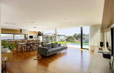 Imagem: A casa em condomínio possui 4 Dormitórios, 5 Banheiros, 5