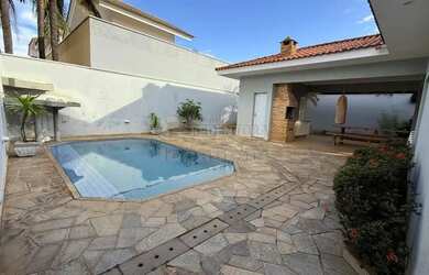 Imagem: A casa em condomínio possui 4 Dormitórios, 5 Banheiros, 2