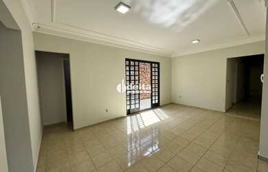 Imagem: A casa possui 3 Dormitórios, 3 Banheiros, 5 Vagas na garagem