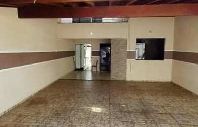 Imagem: A casa possui 3 Dormitórios, 2 Banheiros, 2 Vagas na garagem