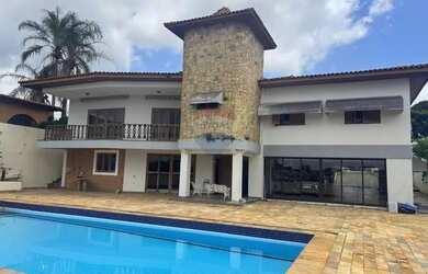 Imagem: A casa possui 4 Dormitórios, 5 Banheiros, 5 Vagas na garagem