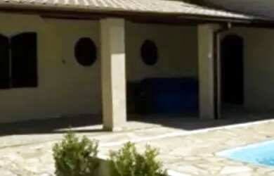 Imagem: A casa possui 3 Dormitórios, 3 Banheiros, 4 Vagas na garagem