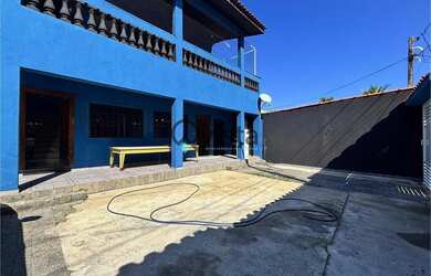 Imagem: A casa possui 5 Dormitórios, 5 Banheiros, 4 Vagas na garagem