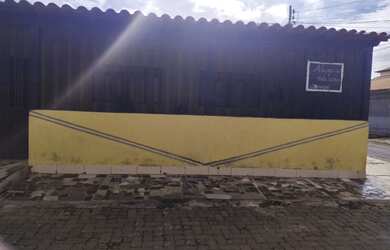 Imagem: A casa possui 3 Dormitórios, 1 Banheiro, 2 Vagas na garagem