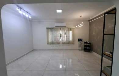 Imagem: A casa possui 3 Dormitórios, 3 Banheiros, 3 Vagas na garagem