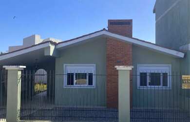 Imagem: A casa possui 3 Dormitórios, Acomodam 8 pessoas, 1 Vaga na