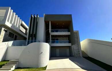 Imagem: A casa possui 5 Dormitórios, 3 Banheiros, 4 Vagas na garagem