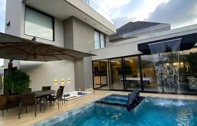 Imagem: A casa em condomínio possui 4 Dormitórios, 5 Banheiros, 2